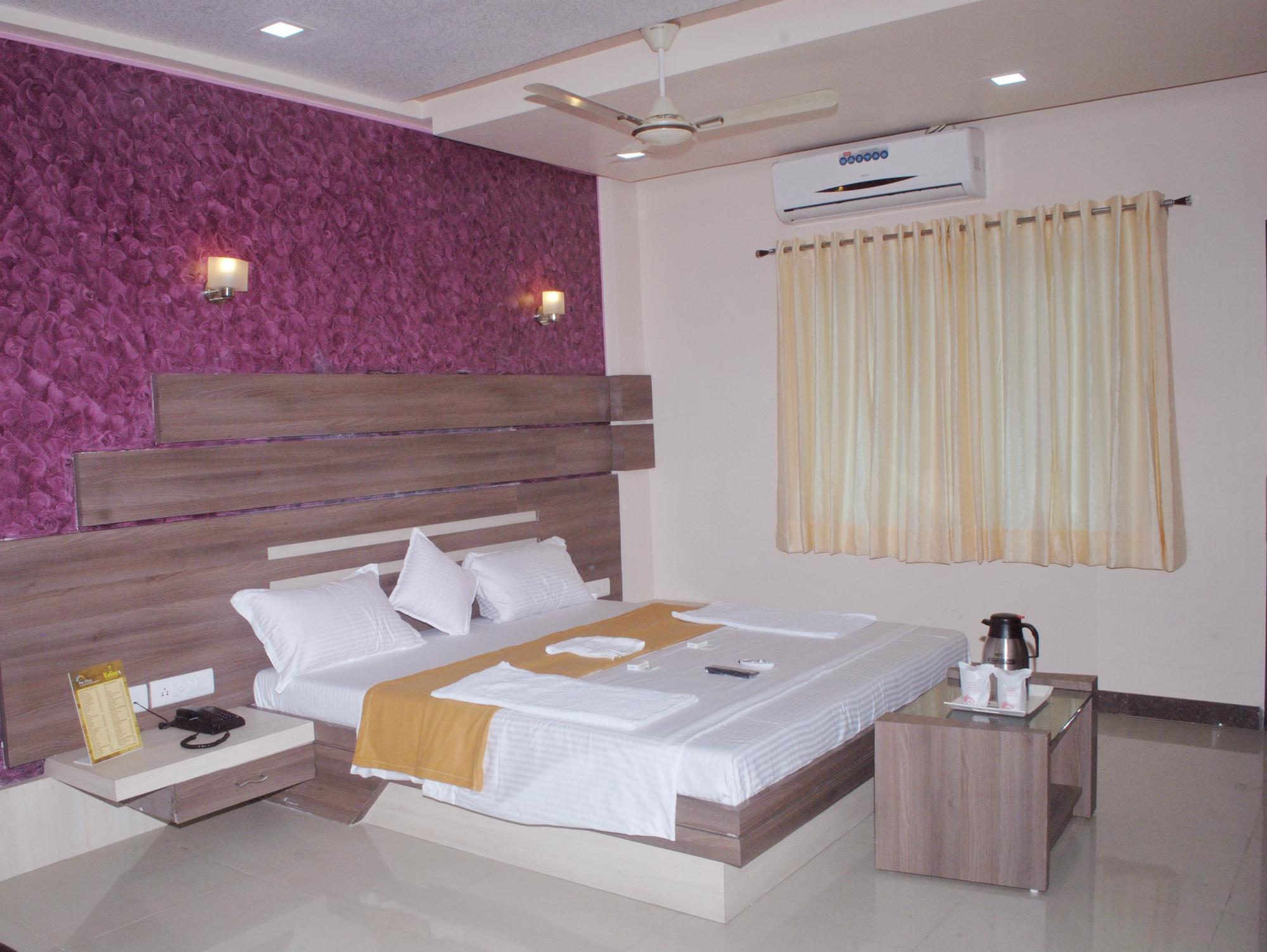 Hotel Sun Plaza Somnāth Buitenkant foto
