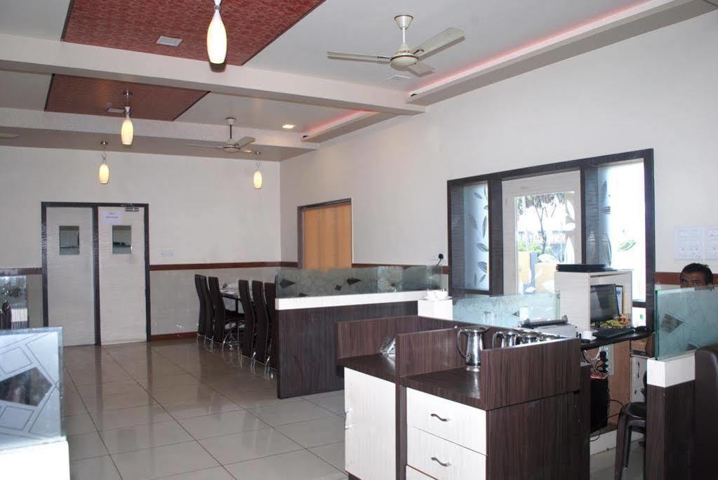 Hotel Sun Plaza Somnāth Buitenkant foto