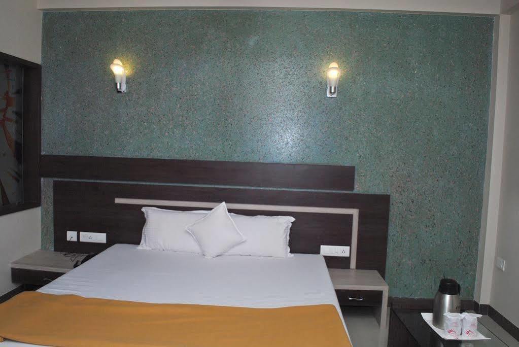 Hotel Sun Plaza Somnāth Buitenkant foto