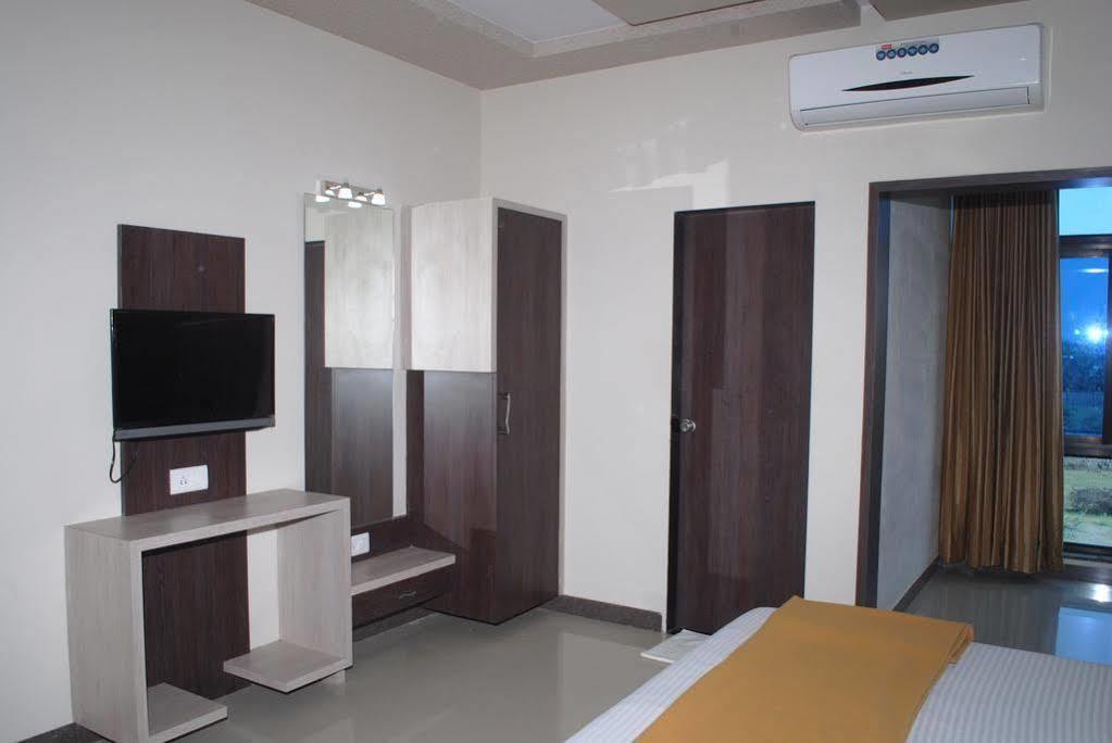 Hotel Sun Plaza Somnāth Buitenkant foto
